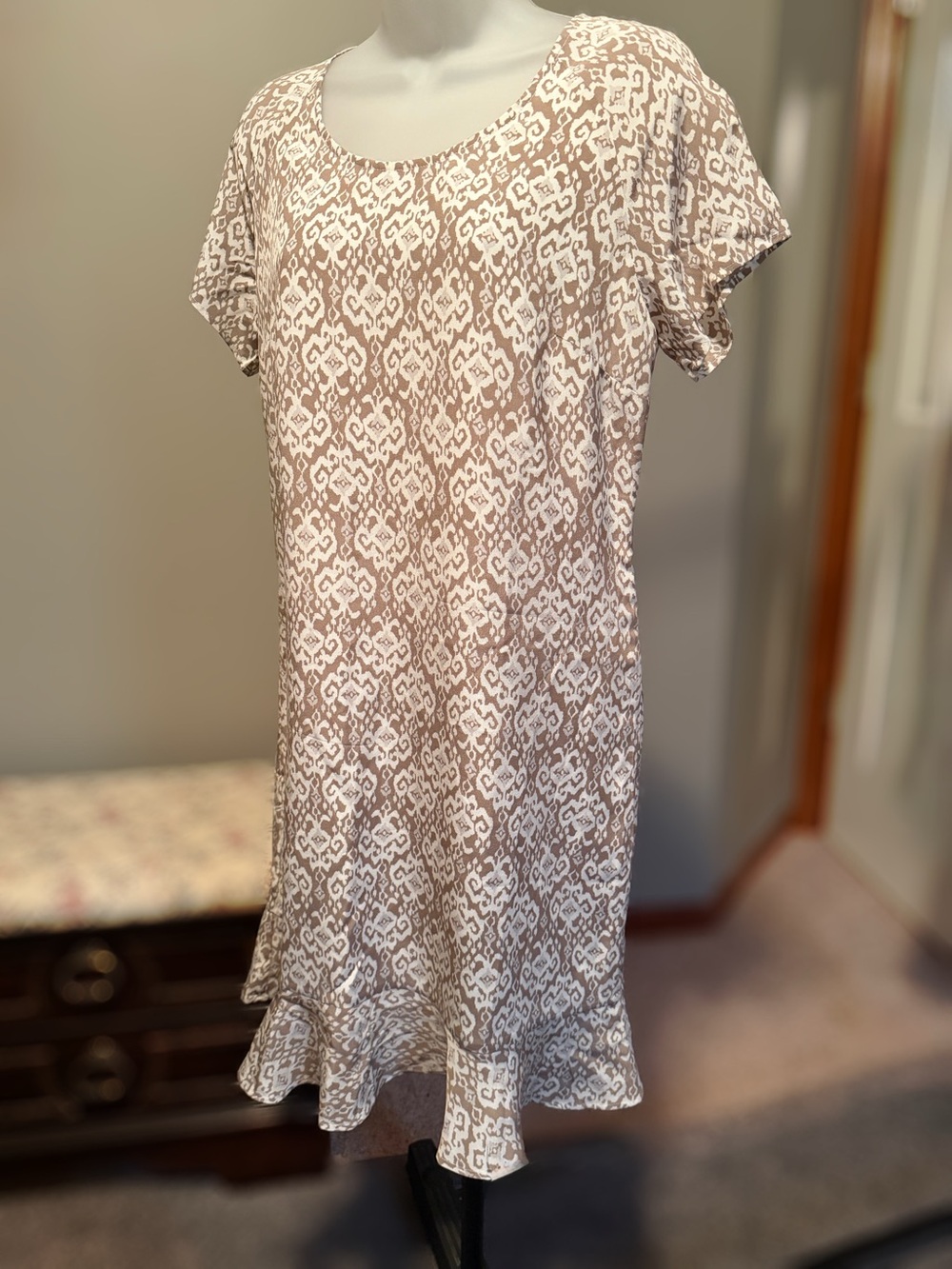 Women’s Short Sleeve Scoop Neck Printed Ruffle-Hem Dress - Taupe & White